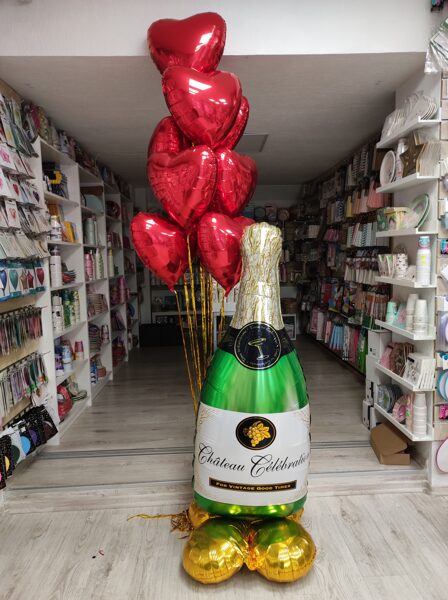 N-28 Hēlija balonu kompozīcija "Balonu pušķis no folija sirdīm un šampanieša pudele".