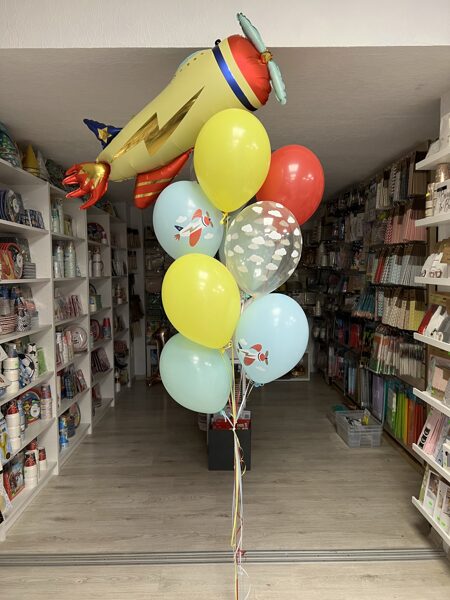 Hēlija balonu kompozīcija "Balonu pušķis ar lidmašīnu". 