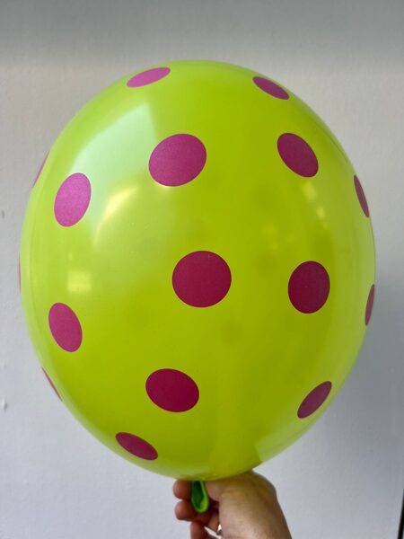 30 cm gaiši zaļš lateksa balons ar roza punktiņiem - 1 gb.