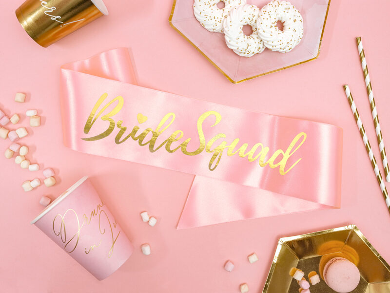 Topošās līgavas lente, rozā ar zelta uzrakstu "Bride Squad" Izmers 10x75 cm